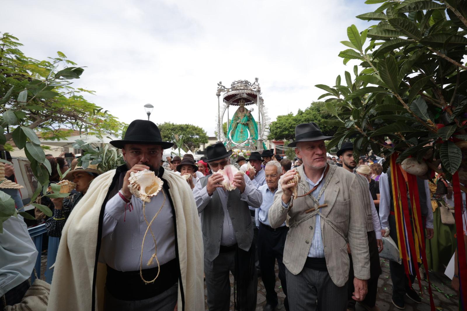 Guía honra a su Virgen