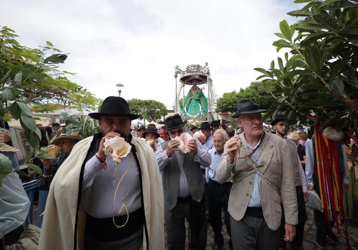 Guía honra a su Virgen
