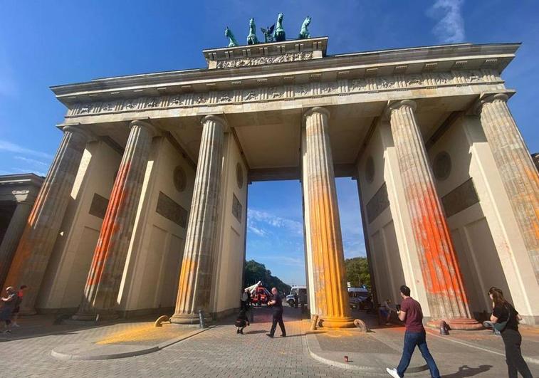 Activistas climáticos atacan con pintura la Puerta de Brandeburgo en Berlín