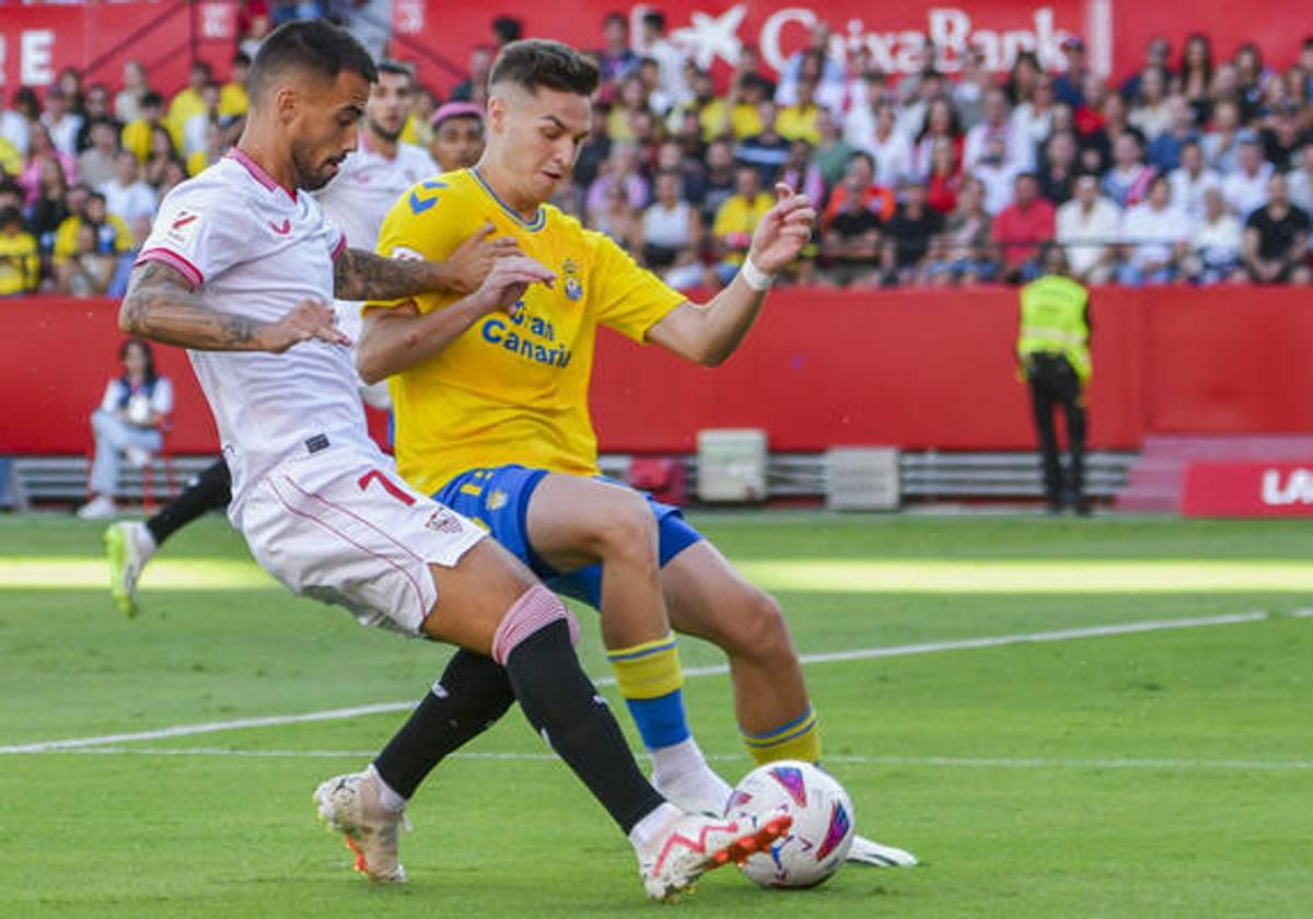 Sergi Cardona protege el balón ante Óliver Torres.