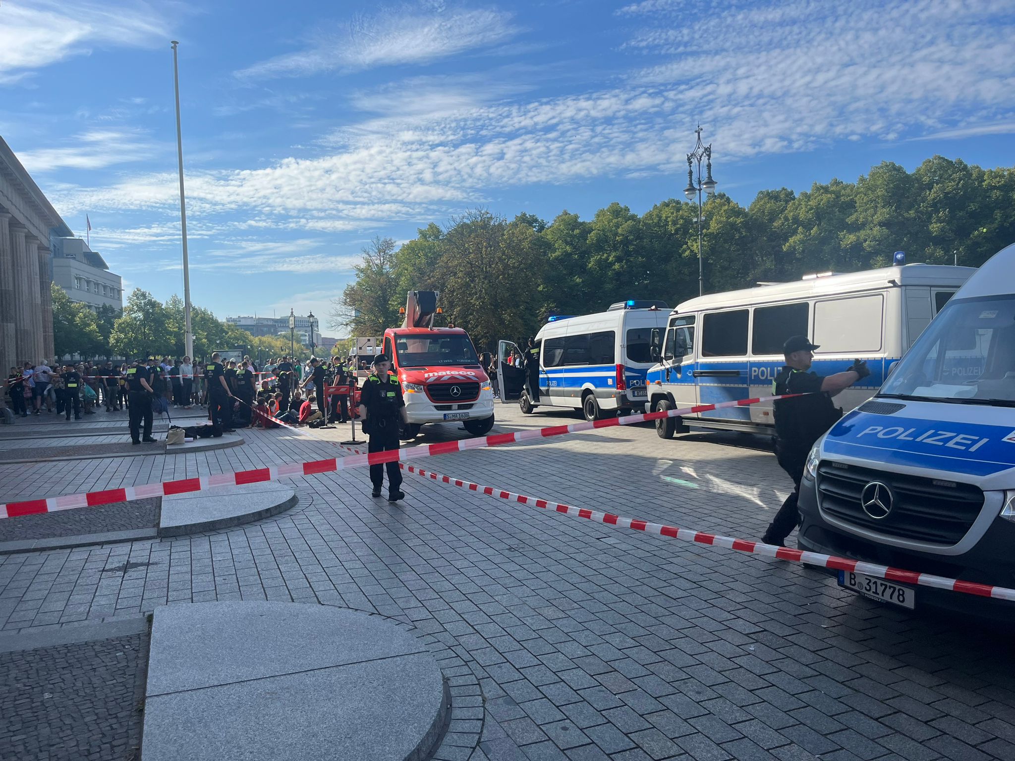 Activistas vandalizan la Puerta de Brandeburgo en Berlín Canarias7