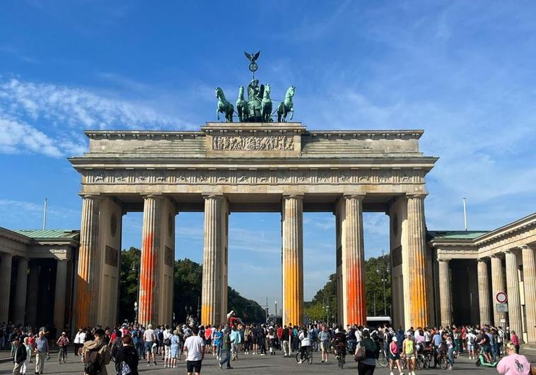 Activistas vandalizan la Puerta de Brandeburgo en Berlín