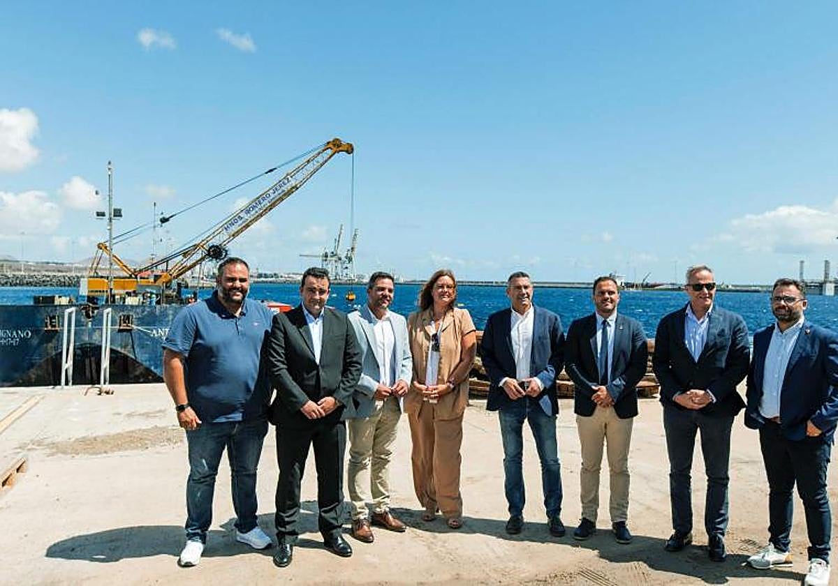 Representantes de Cabildo, Arrecife y Cámara de Comercio, con presidenta de la Autoridad Portuaria.
