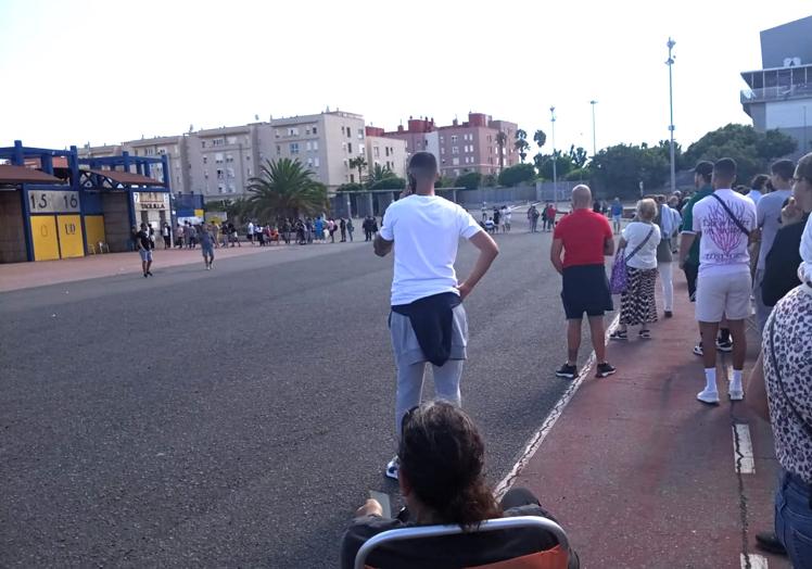 Imagen de las colas que se han formado este martes en torno a las taquillas del Estadio Gran Canaria.