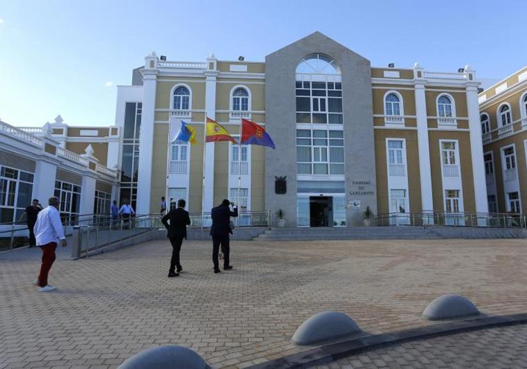 El Cabildo de Lanzarote acata la propuesta de Calzada y cede su puesto en el consejo del Puerto a la cámara