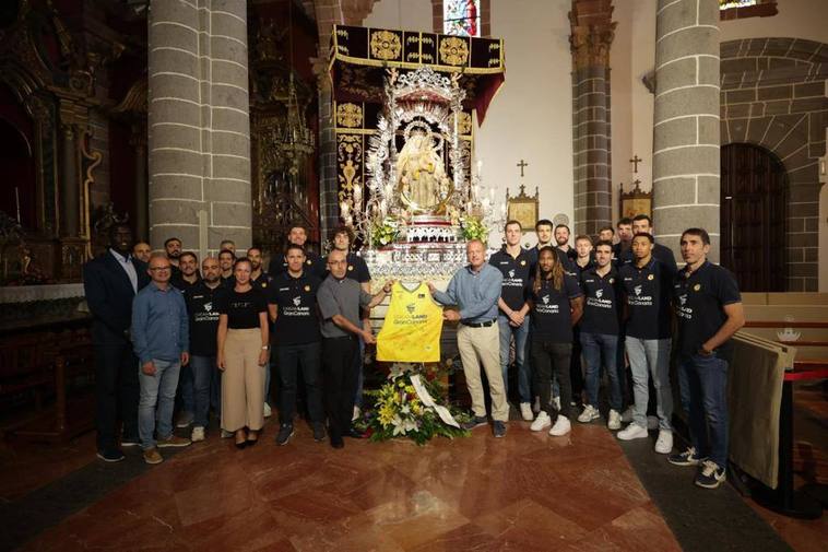 El equipo visitó a la Virgen del Pino este martes.