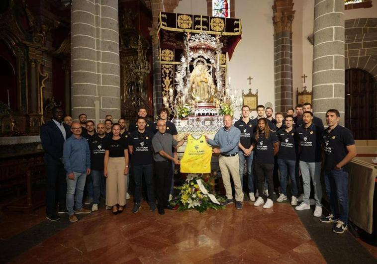 Ofrenda floral y deseos del Granca a la Virgen del Pino