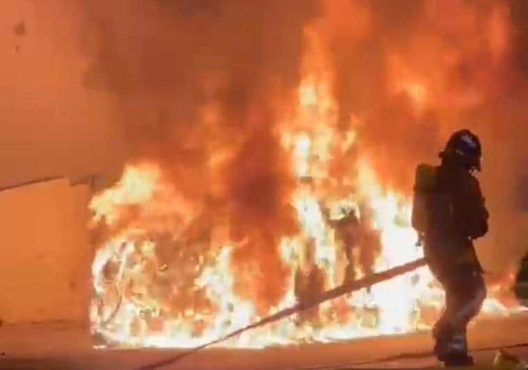 Imagen de los coches en llamas este lunes en Los Tarahales.