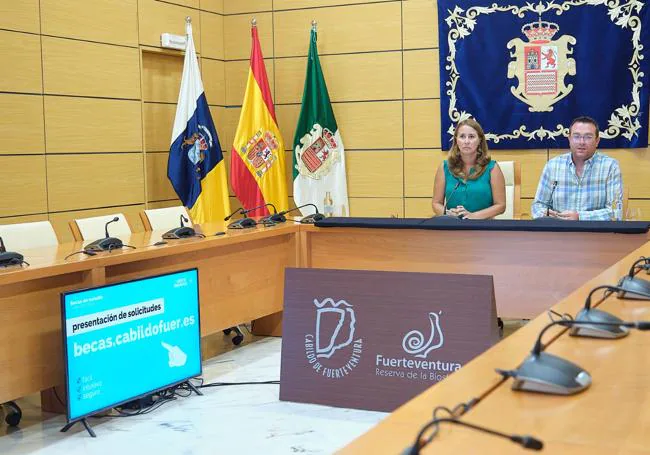 La presidenta Lola García y el consejero de Educación, Adargoma Hernández, dan los detalles de la nueva convocatoria de becas.