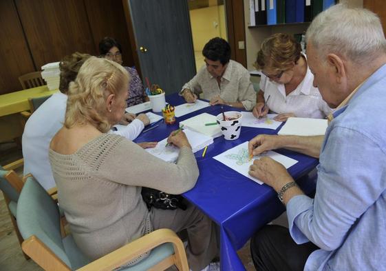 Imagen de archivo de pacientes con alzhéimer en un taller de estimulación cognitiva en la asociación Alzhéimer Canarias.