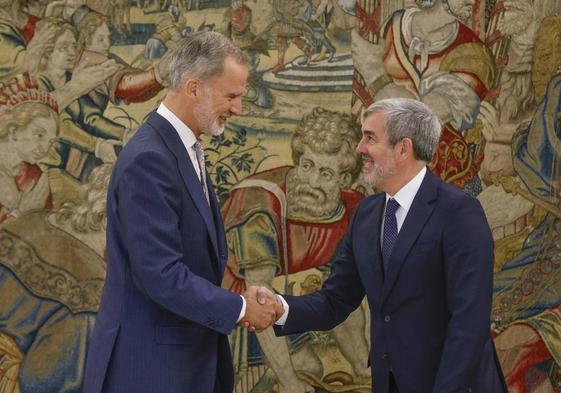 El presidente de Canarias, Fernando Clavijo, saluda a Felipe VI en el palacio de la Zarzuela.