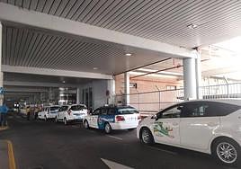 Parada de taxis en el aeropuerto.