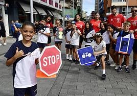 Luca y sus compañeros del colegio Lasalle, junto a varios monitores, celebraron el día sin coche en la calle Galicia.