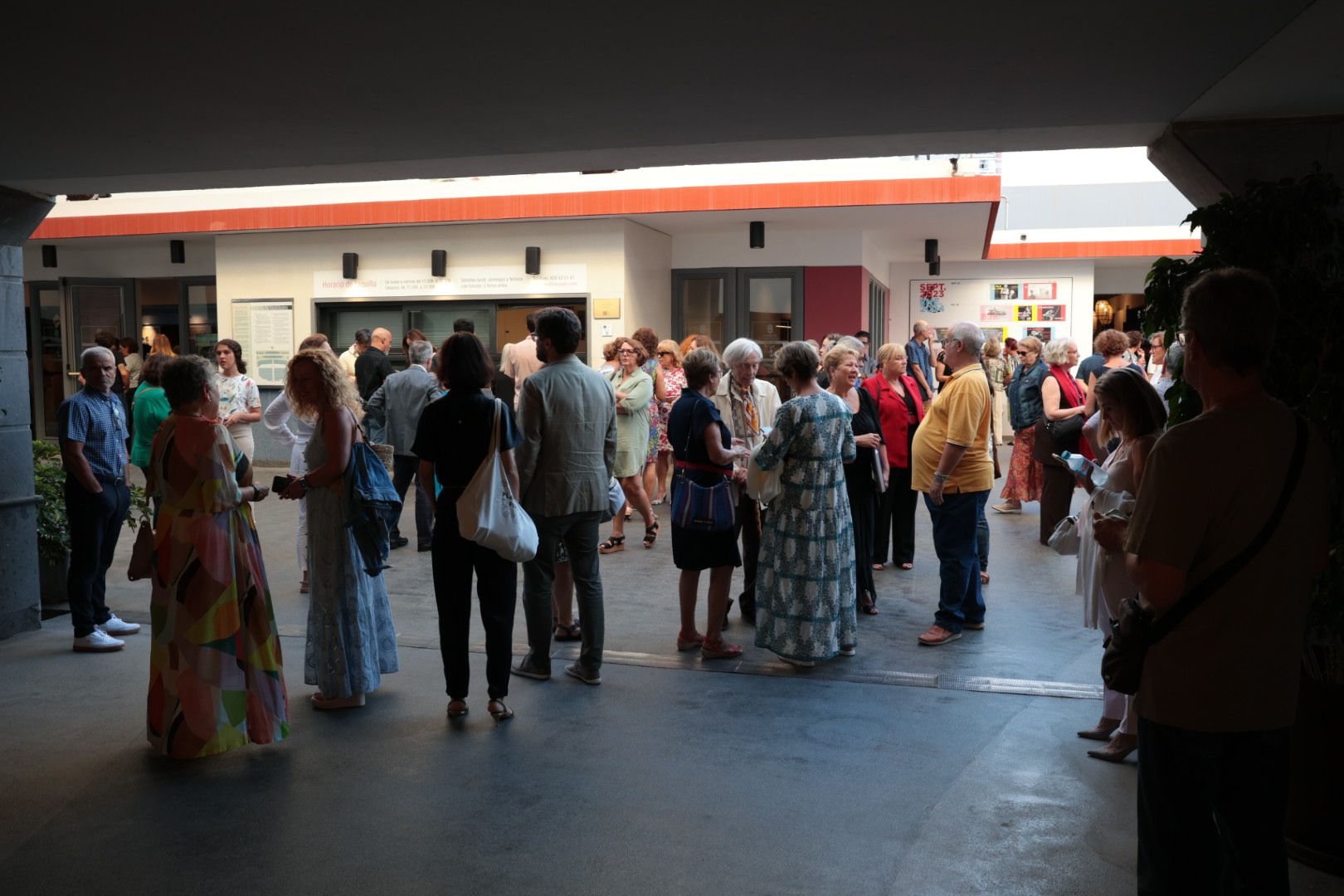 Ambiente a las puertas del Cuyás por el estreno de la obra de Nuria Espert y Mario Gas