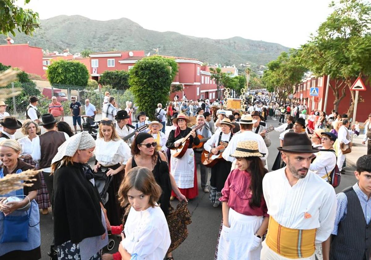 Imagen principal - Una decena de carretas rinde ofrenda a San Miguel en Valsequillo