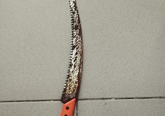 Imagen de la sierra de 50 centímetros que portaba el detenido en el entorno de Las Canteras.