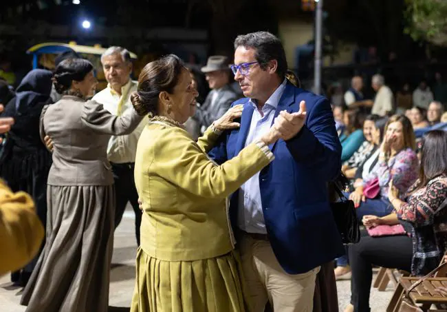 El alcalde David de Vera, bailando durante el acto del pregón del Roasrio 2023.
