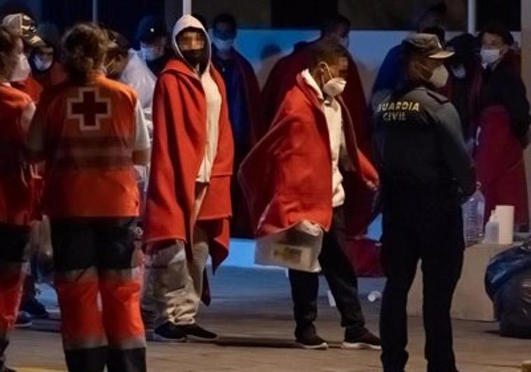 Rescatan 112 migrantes a bordo de tres embarcaciones en aguas cercanas a Canarias