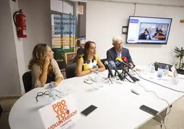 Carmen Lázaro (izquierda) en un momento de la presentación de la memoria de Proyecto Hombre en Canarias 2022