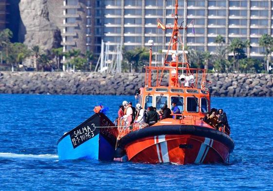 Rescatan a 78 personas en un cayuco al sur de Gran Canaria
