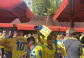 Imagen de la afición amarilla agolpada en las zonas aledañas al estadio Santiago Bernabéu.