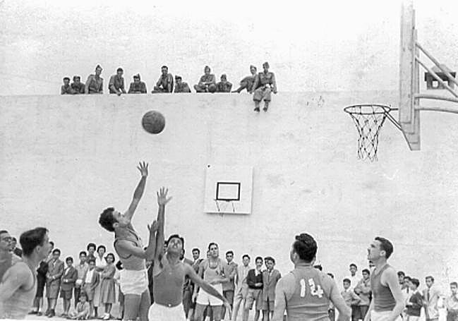 El primer partido en la cancha de Rabadán en 1955.