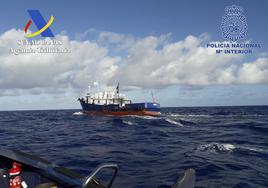 Imagen del pesquero interceptado en aguas próximas a Cabo Verde, el cual fue remocaldo finalmente a Arrecife (Lanzarote).