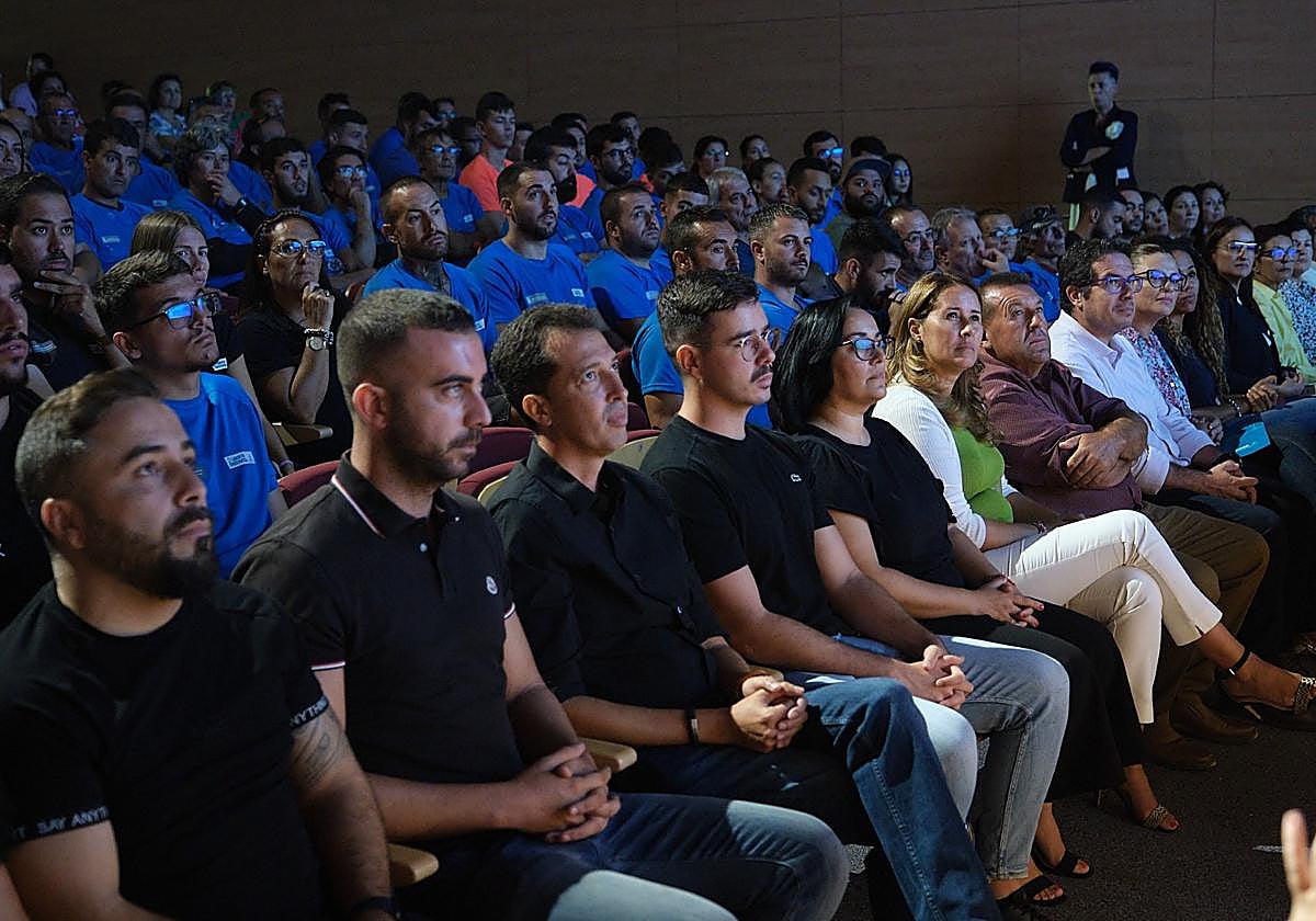 La presidenta Lola García y algunos de los alumnos de los programas de empleo en el acto de clausura en Antigua.