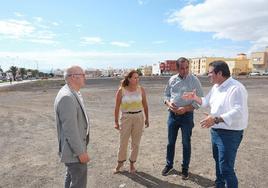 El viceconsejero de Justicia, la presidenta majorera, el vicepresidente y el alcalde capitalino, en los terrenos cedidos al Gobierno canario para el futuro Palacio de Justicia.
