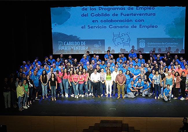 Los casi 200 trabajadores, con los representantes del Cabildo y de dos ayuntamientos.