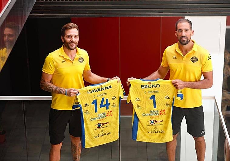 Cavanna y Bruno, orgullosos con sus dorsales del Guaguas.