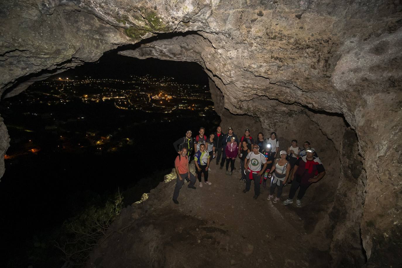 Imagen del grupo en el Mirador de las Cuevas, con el casco de Teror al fondo.
