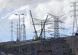Torres eléctricas en la central de Jinámar.