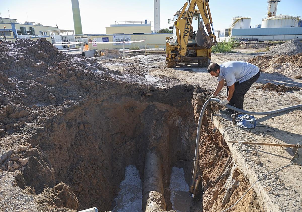 Una de las nueve averías en la red principal de impulsión desde la planta de Puerto del Rosario del CAAF a los depósitos de la Herradura, que abastecen a casi todos los muncipios.