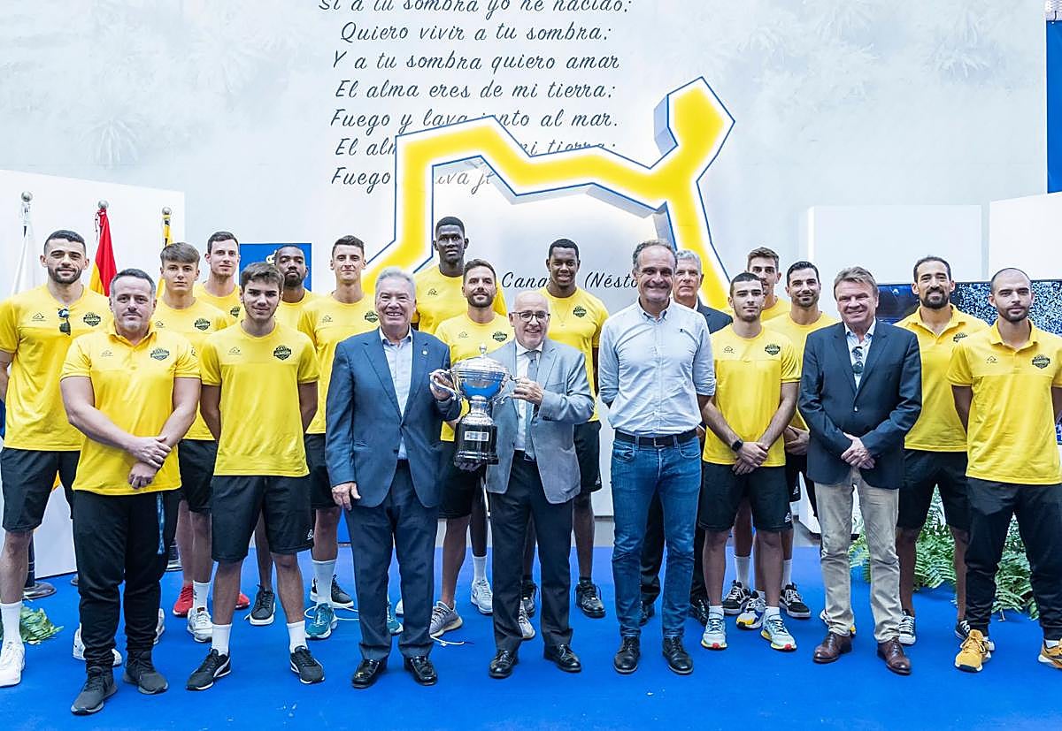 La plantilla del Guaguas, en la recepción del Cabildo grancanario.