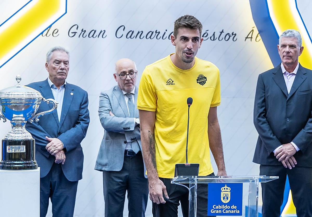 Imagen principal - Agasajo del Cabildo al CV Guaguas por la Supercopa recién conquistada