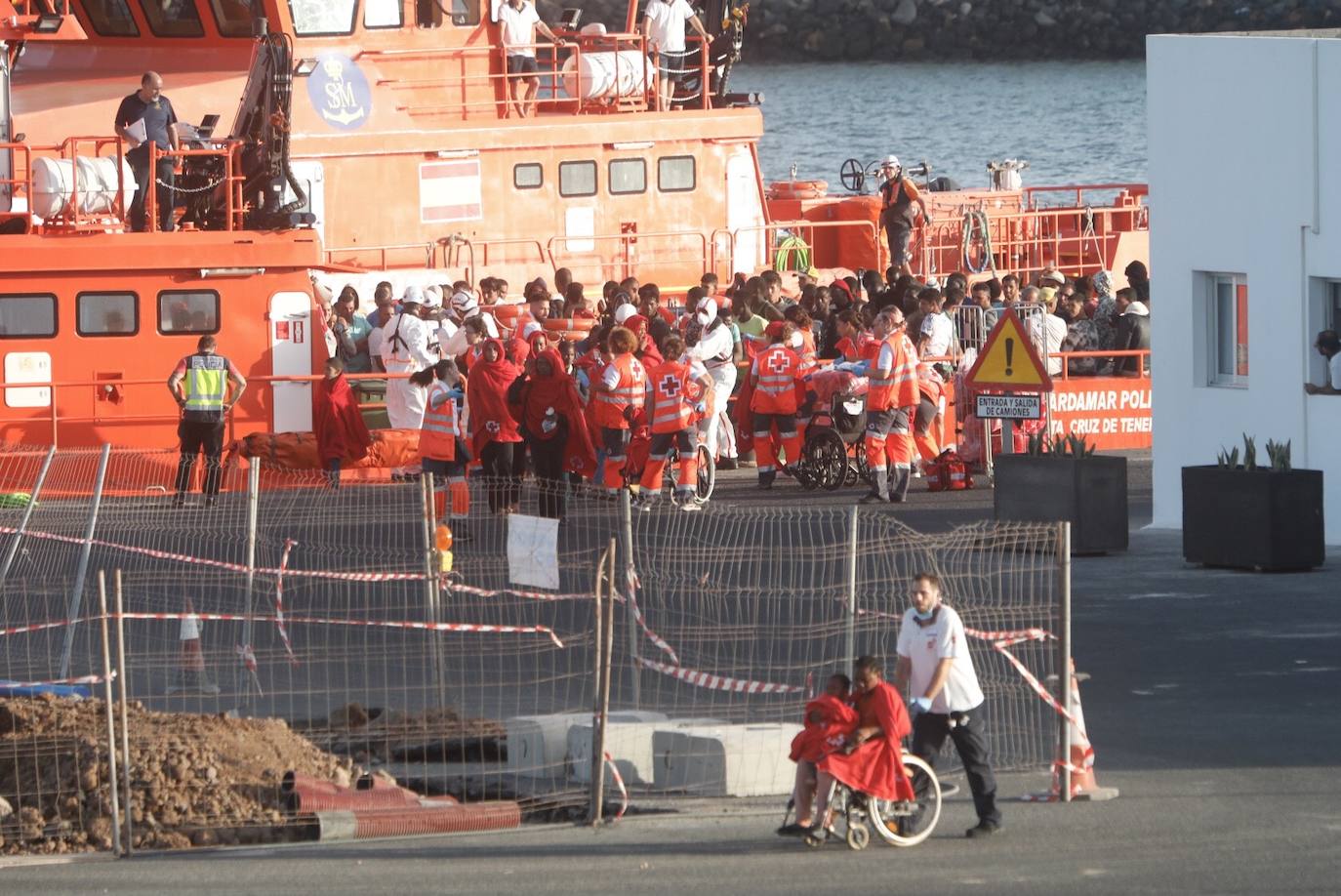 Inmigrantes a su llegada al Puerto de Arrecife.