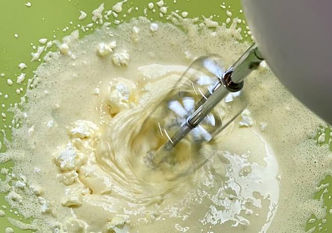 Integramos poco a poco el mascarpone