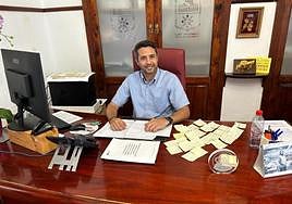 Imagen reciente del alcalde de Agaete, Jesús González, en su despacho.