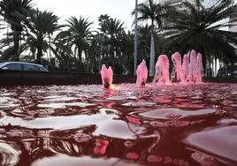 Tiñen de rojo el agua de una fuente pública como protesta por la muerte de los siete migrantes