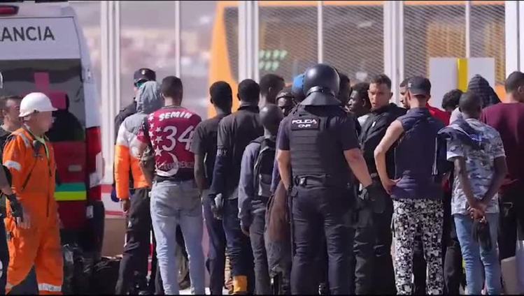 Los migrantes llegan a Fuerteventura tras el motín en una embarcación