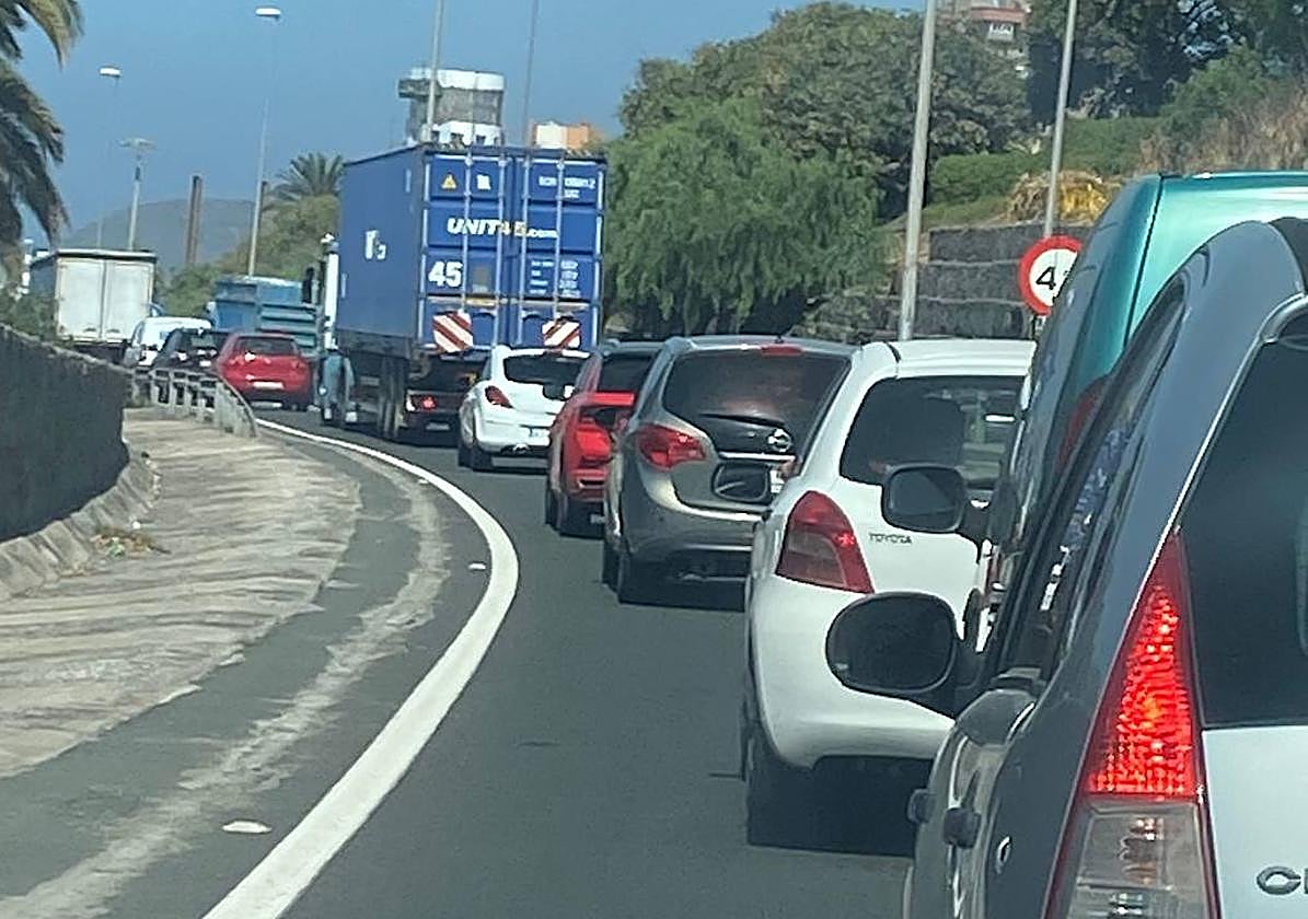 Imagen del atasco provocado por la avería de un camión, en uno de los accesos al túnel de Julio Luengo.