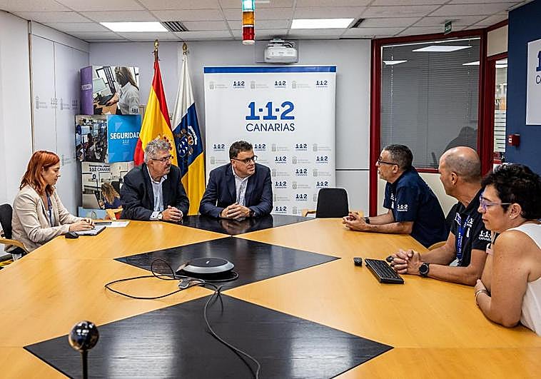 Manuel Miranda (centro), en su visita a las instalaciones del Centro de Coordinación de Emergencias y Seguridad (CECOES) – 112.