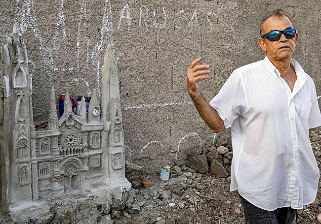 Salvador junto a su nueva reproducción, la iglesia de Arucas.
