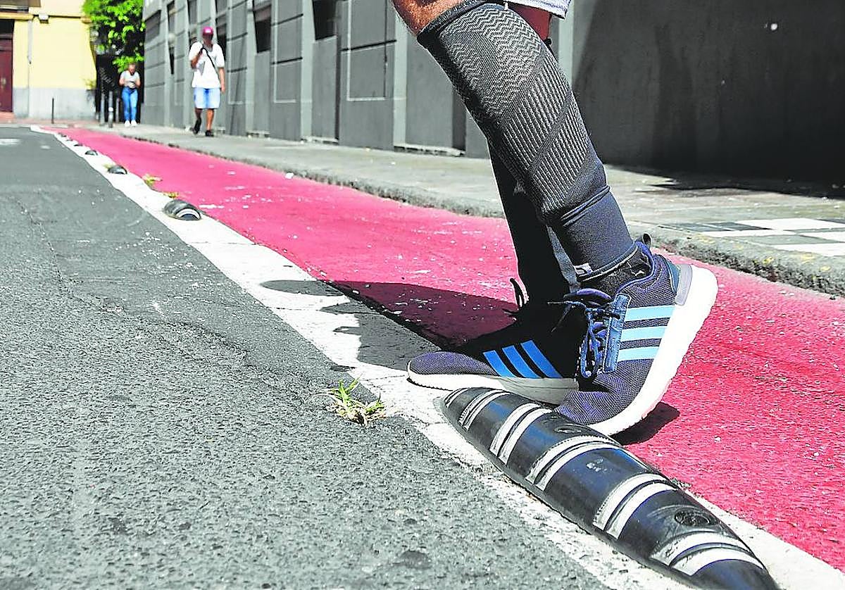 Una de las barreras instaladas a modo de guardias muertos en los carriles bici.