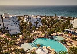 Hotel Seaside Los Jameos y el centro Nacional de Prevención del Cáncer.