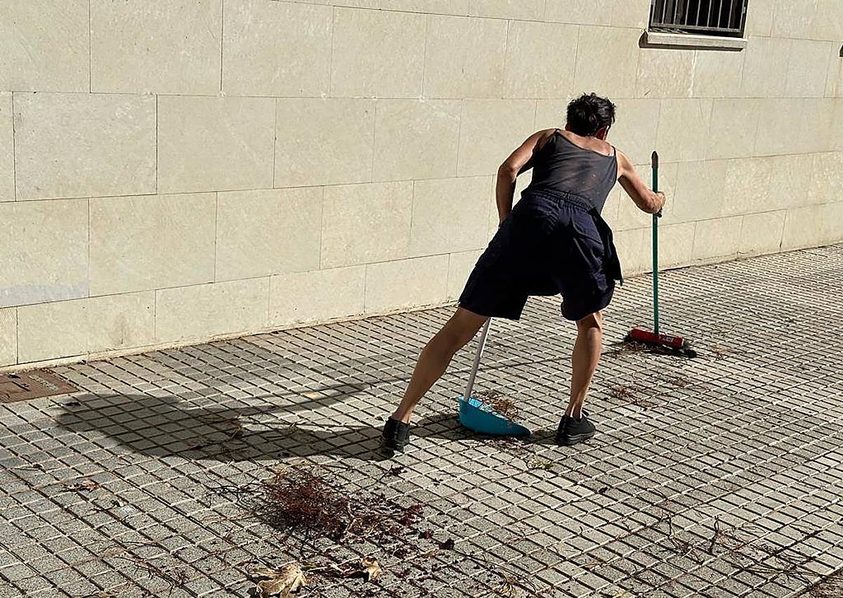 Imagen secundaria 1 - Imágenes de varios vecinos barriendo sus calles.