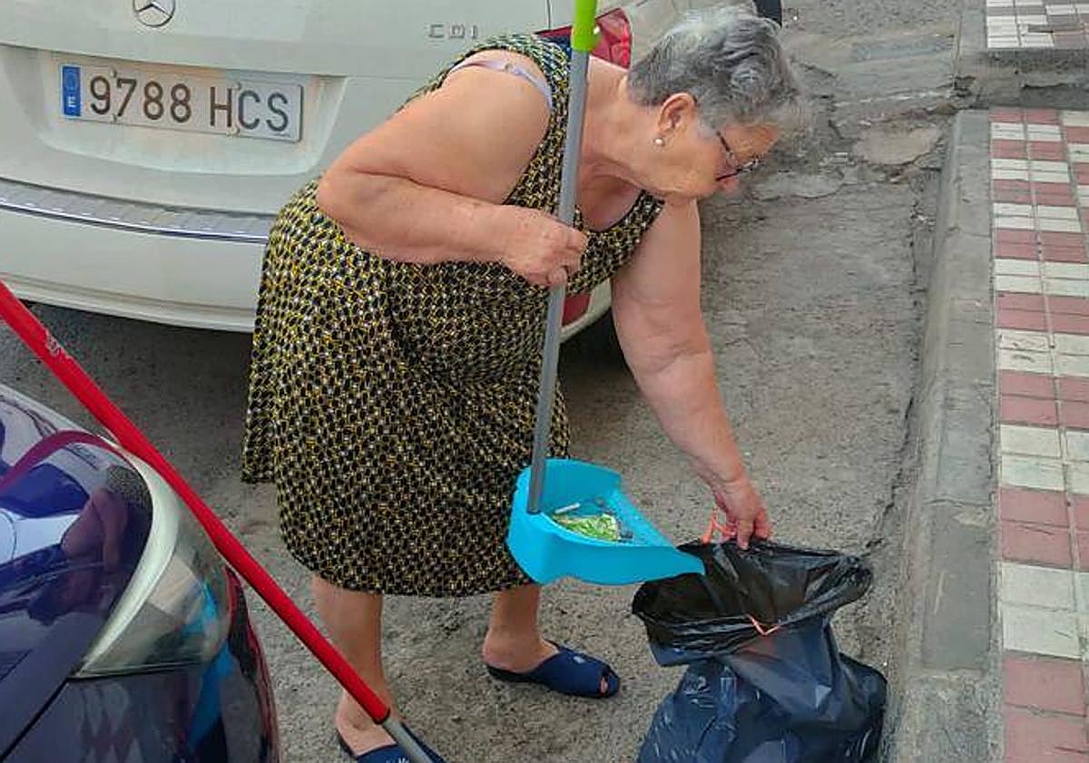 Imagen principal - Imágenes de varios vecinos barriendo sus calles.