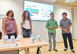 Marta Cabrera, coordinadora del proyecto; la consejera Carmen Alonso; el consejero de Innovación, Rayco León; y el responsable del Centro de Profesores de Fuerteventura, Juan Corujo.