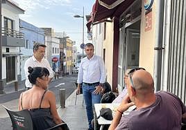 Manuel Domínguez visitó este jueves a los vecinos de La Restinga, afectados por la llegada de migrantes.